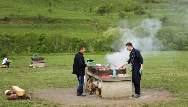 Moldovenii sunt în toiul pregătirilor pentru 1 mai. Ca de obicei, majoritatea va sărbători la picnicuri, iar oamenii iau cu asalt pieţele şi magazinele pentru a se aproviziona cu toate cele necesare.