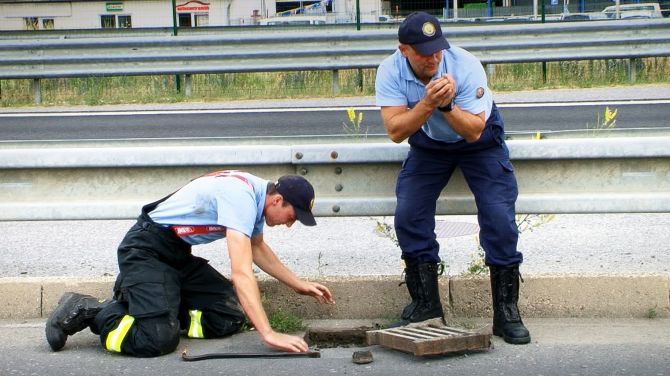 Un copil de 6 ani din satul Pelinia a căzut de la înălțime într-o gaură de canalizare. Foto simbol: jurnal.md