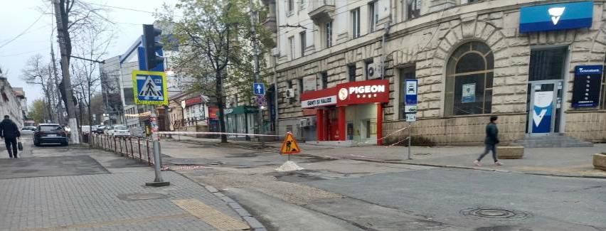 Дождь разрушил асфальт на улице в центре Кишинева.