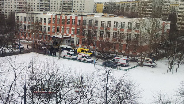 Когда к школе прибыл наряд полиции, преступник открыл по сотрудникам МВД огонь.  Фото: ria.ru