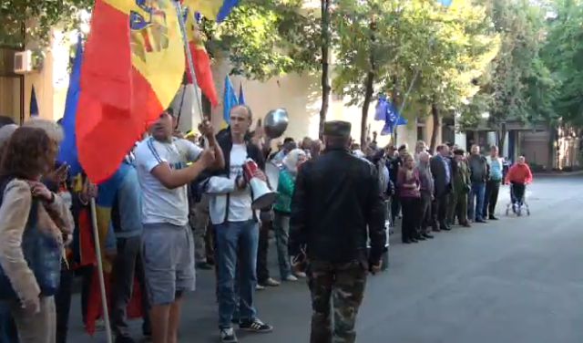 Митингующие выступают с требованием отставки всего руководства страны.