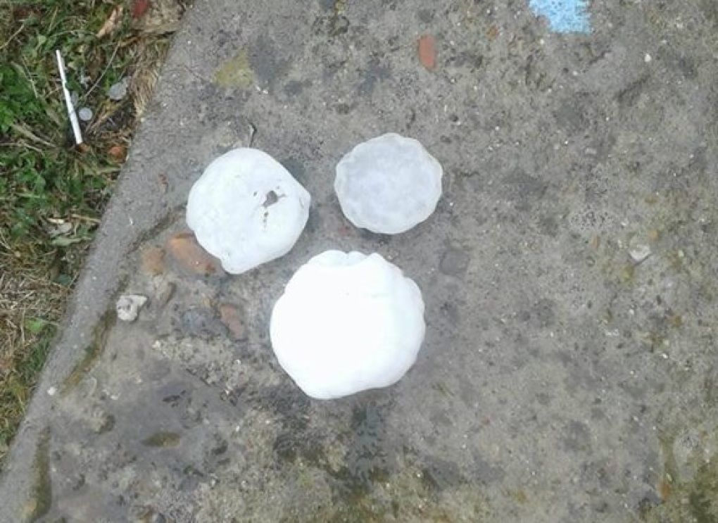 Ploaie cu grindină cât oul de găină în nordul țării. 