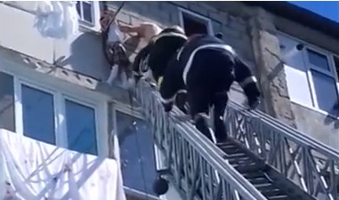 В Бельцах пожарные спасли девочку, застрявшую на карнизе пятого этажа.