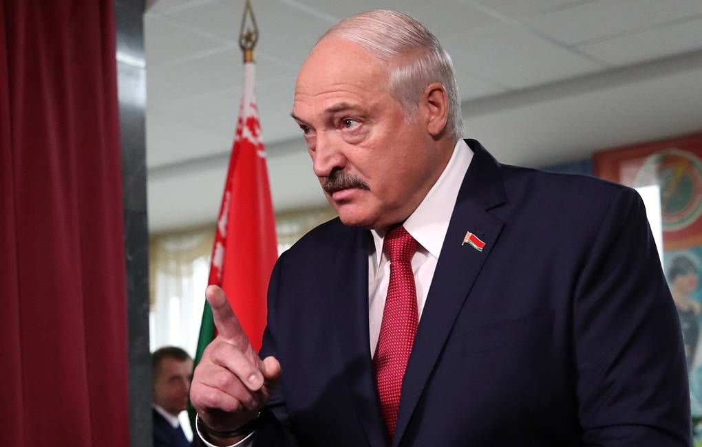 Лукашенко предложил сажать чиновников без суда и следствия.