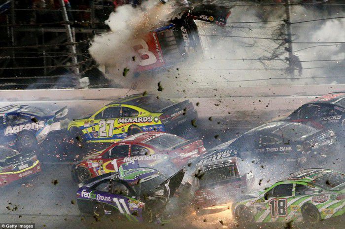 O maşină a zburat direct în gardul de protecţie în Nascar. Foto: nascar.com