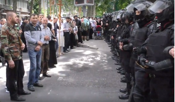 Священники и верующие недовольны действиями полиции в ходе марша ЛГБТ.