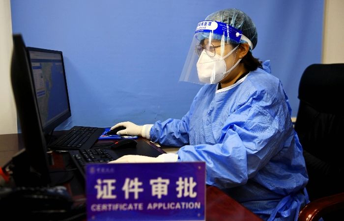 В Китае зафиксировали два первых случая смерти от COVID-19 с января.