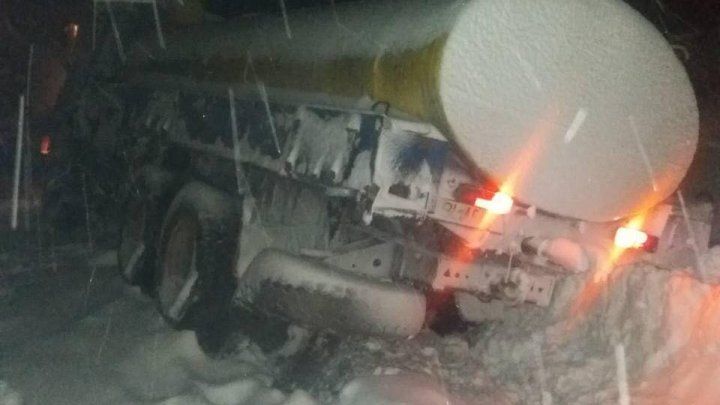 Traseul Chişinău-Bălţi: Un camion cu combustibil a ajuns în şanţ