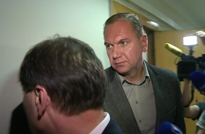 Помимо экс-главы совета BEM, в этом деле фигурируют ещё четыре человека.