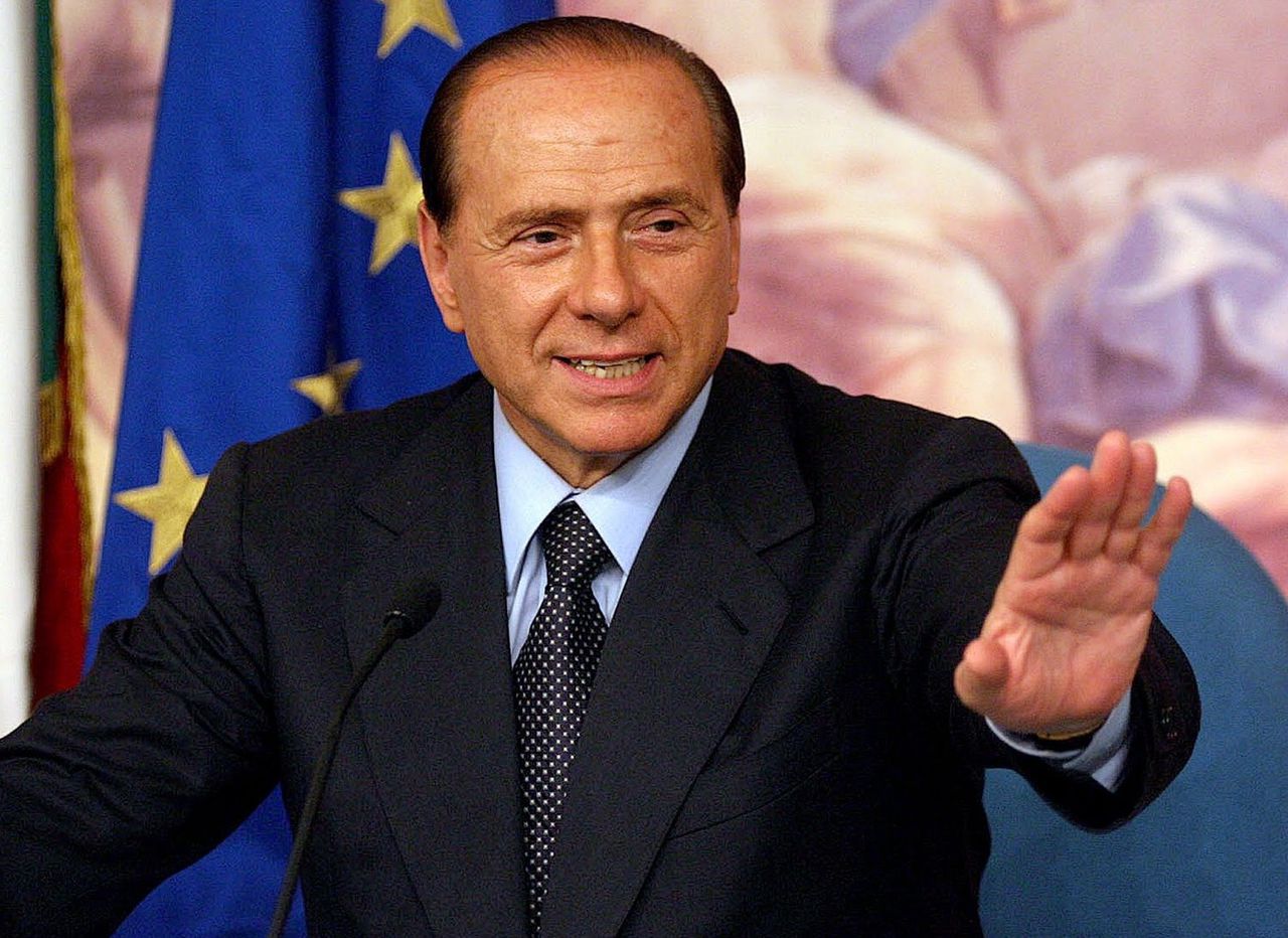 Problemele de sănătate nu-i pun viaţa în pericol, a dat asigurări purtătorul de cuvânt al lui Berlusconi.