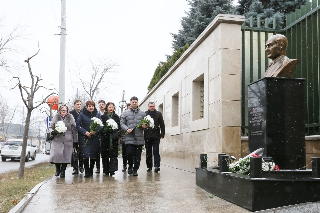 Возложение цветов к Посольству Туреции в Кишиневе в память жертв землетрясения.