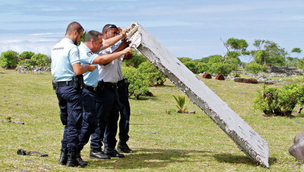 Пропавший два года назад Boeing 777-200 (рейс MH370) авиакомпании Malaysia Airlines упал в Индийский океан на высокой скорости.