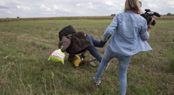 Femeia, a cărei identitate a fost dezvăluită ulterior – Petra Laszlo -, poate fi văzută îmbrâncind un bărbat care fugea ţinând în braţe un copil şi lovind cu piciorul alt copil care fugea, în două incidente separate.