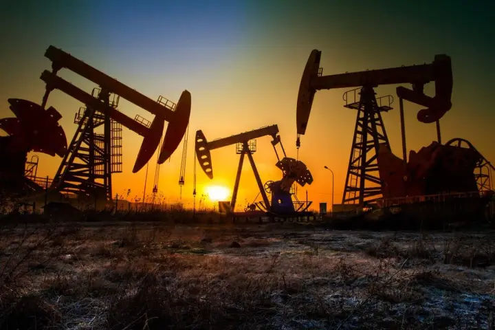 Нефть подскочила до максимума за месяц на фоне затяжного противостояния США и Ирана.