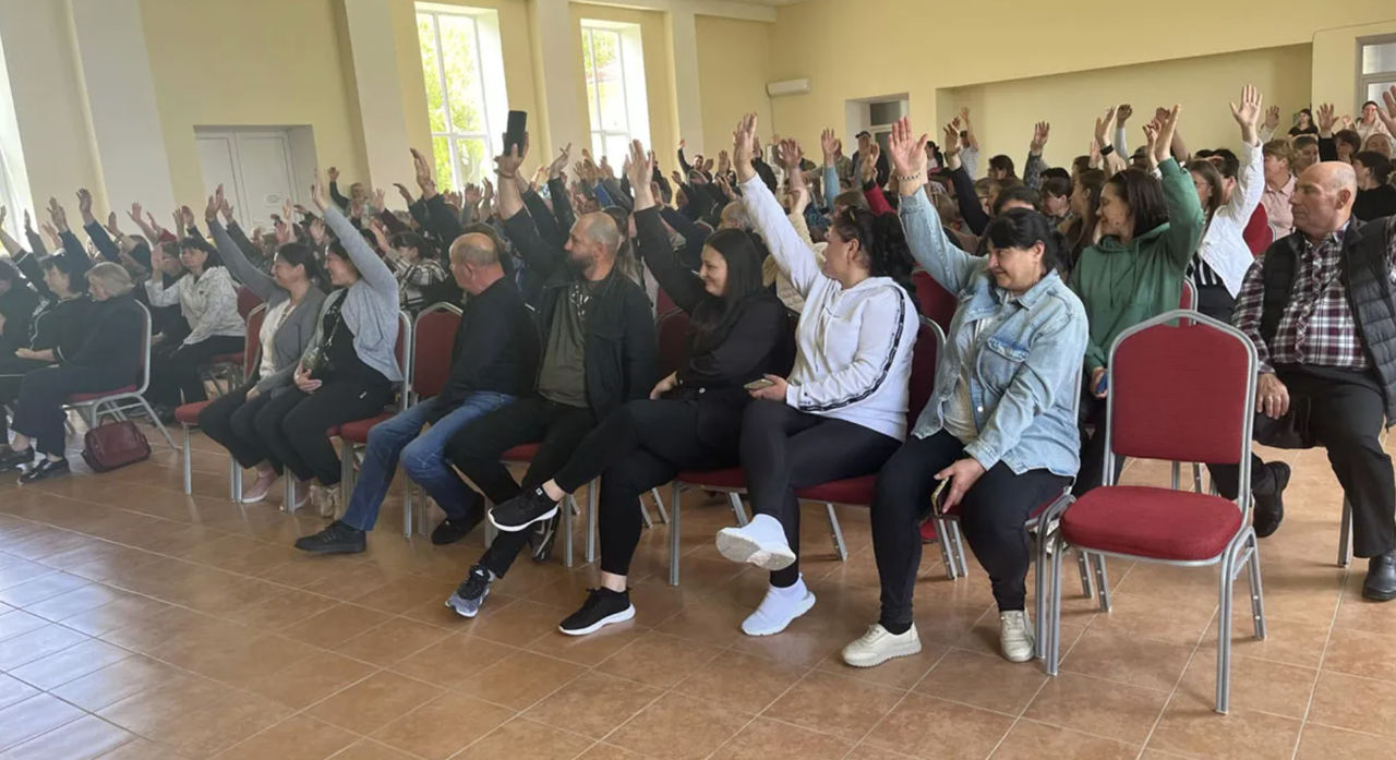 Locuitorii satului Borogani cer să li se păstreze primăria.