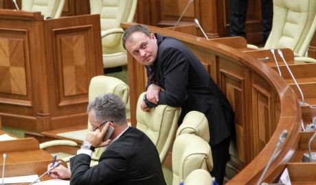 ONG-urile din România cer stoparea finanţării pentru RM dacă trece legea amnistiei fiscale: „În mare viteză şi după un simulacru de dezbateri se dă frâu liber spălării banilor”.