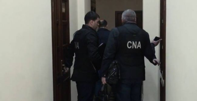 Офицеры и прокуроры антикоррупции проводят обыски у трех сотрудников национального следственного инспектората. Фото: curentul.md.