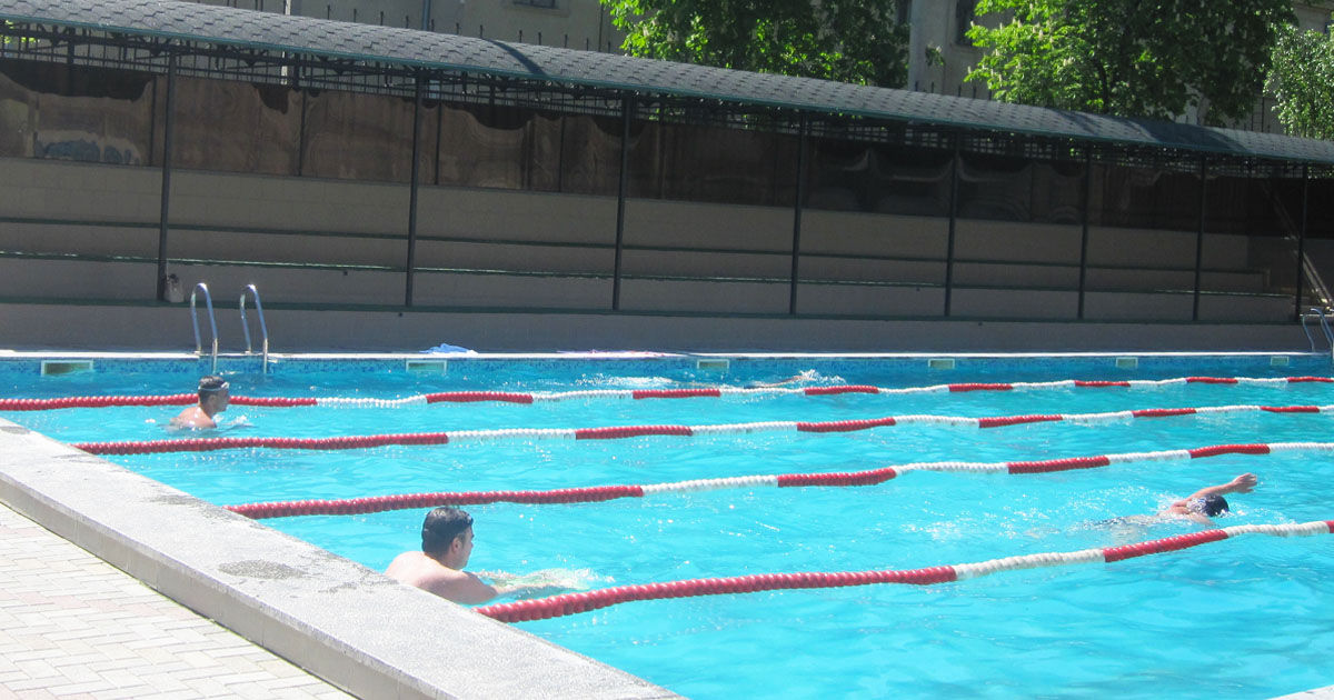 Un bărbat a murit în timp ce înota într-o piscină din Capitală.