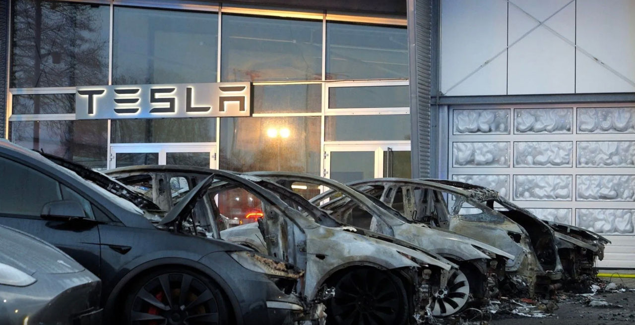 Сразу семь Tesla сгорели на парковке автосалона в Германии.