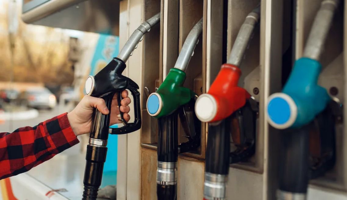 В Молдове снова подорожает бензин и подешевеет дизтопливо.