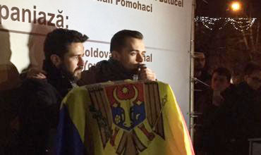 Исполнители Паша Парфени и Кэтэлин Жосан устроили концерт перед Национальным дворцом.