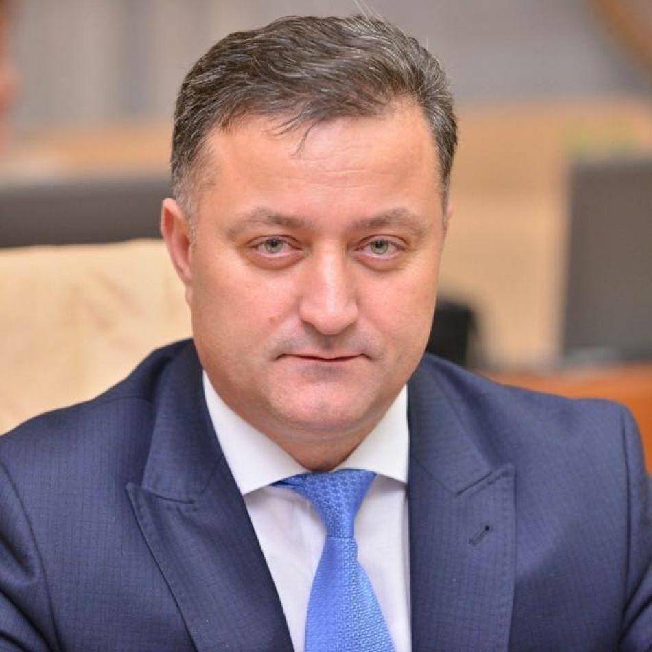Ambrozia nu-l afectează. Ministrul Agriculturii promite că va nimici iarba pârloagelor. Foto: oficial.md