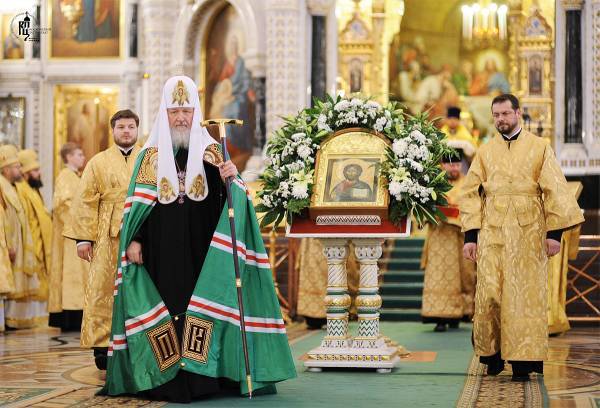 Mă dezgustă tot acest spectacol al popilor care îl înconjurau pe Kiril în vizita sa oficială.