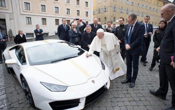 Lamborghini папы римского продали на аукционе за рекордную сумму.