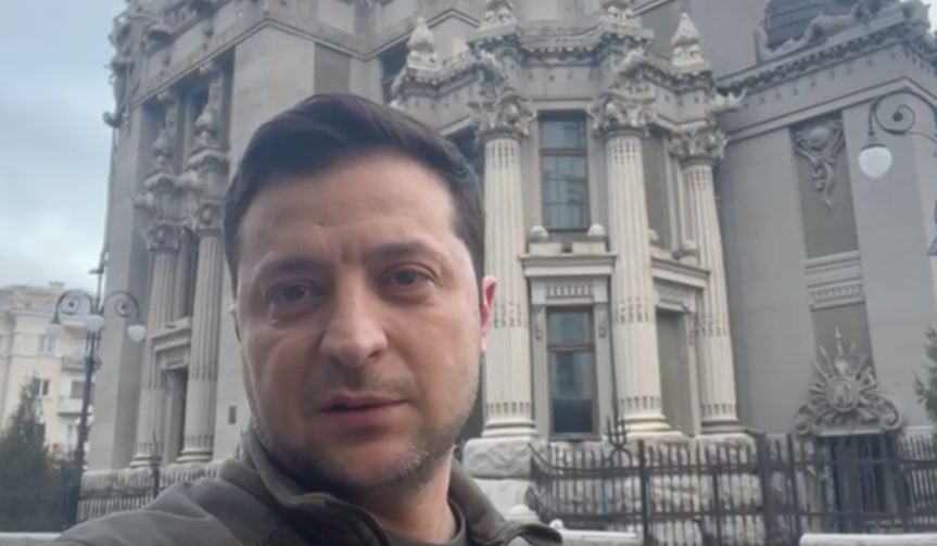 Зеленский обратился к украинцам: Оружие мы не сложим.