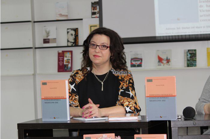 В Яссах вышла книга Виктории Фонарь.