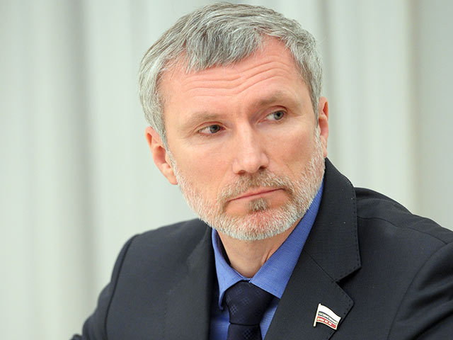 "Российская Федерация будет приветствовать украинских военнослужащих, решивших служить народу России", - отметил Журавлев. Фото: РИА Новости