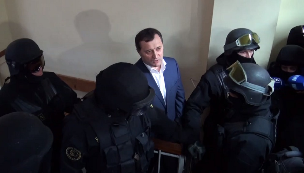 Vlad Filat și-a chemat ”o armată” întreagă de ex-funcționari PLDM, care să-l apere în instanță.