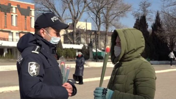 В столице полицейские поздравили автолюбительниц с 8 Марта.