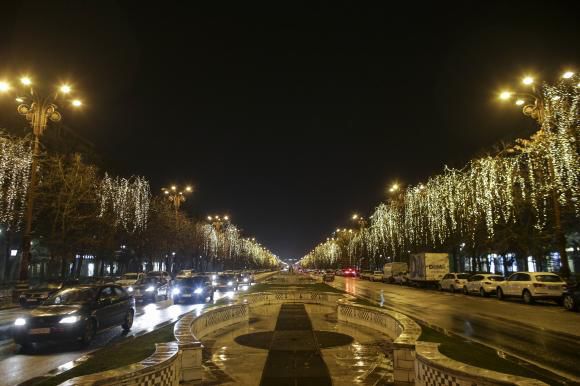 Luminiţele de sărbători rămân stinse în această seară la București, ca omagiu adus Regelui. Foto: INQUAM PHOTOS