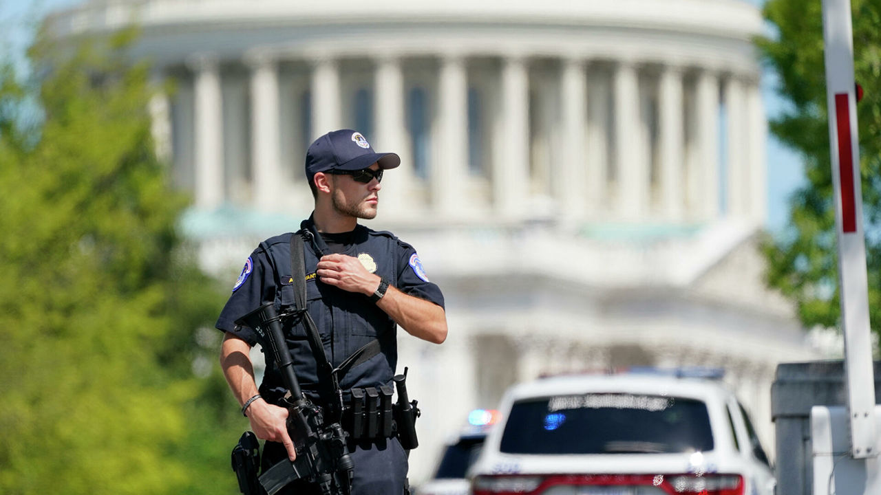 В США полицейским запретили применять удушающие приемы.