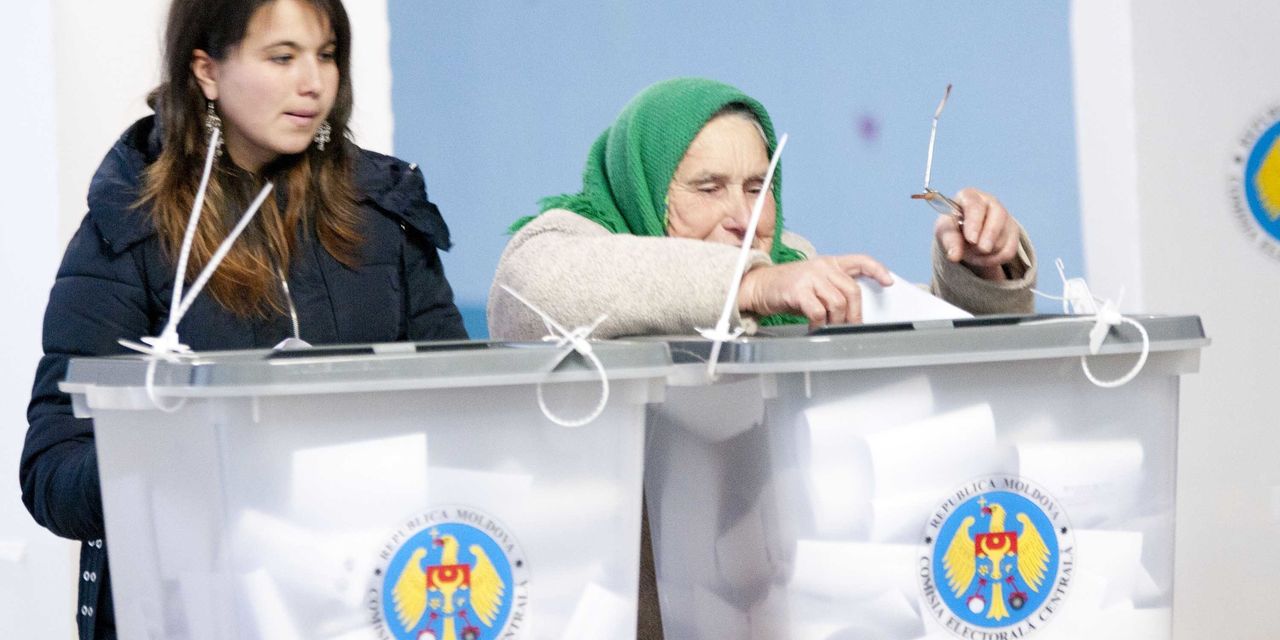 Парламент проголосовал за проведение референдума в день выборов. Фото: telegraph.md