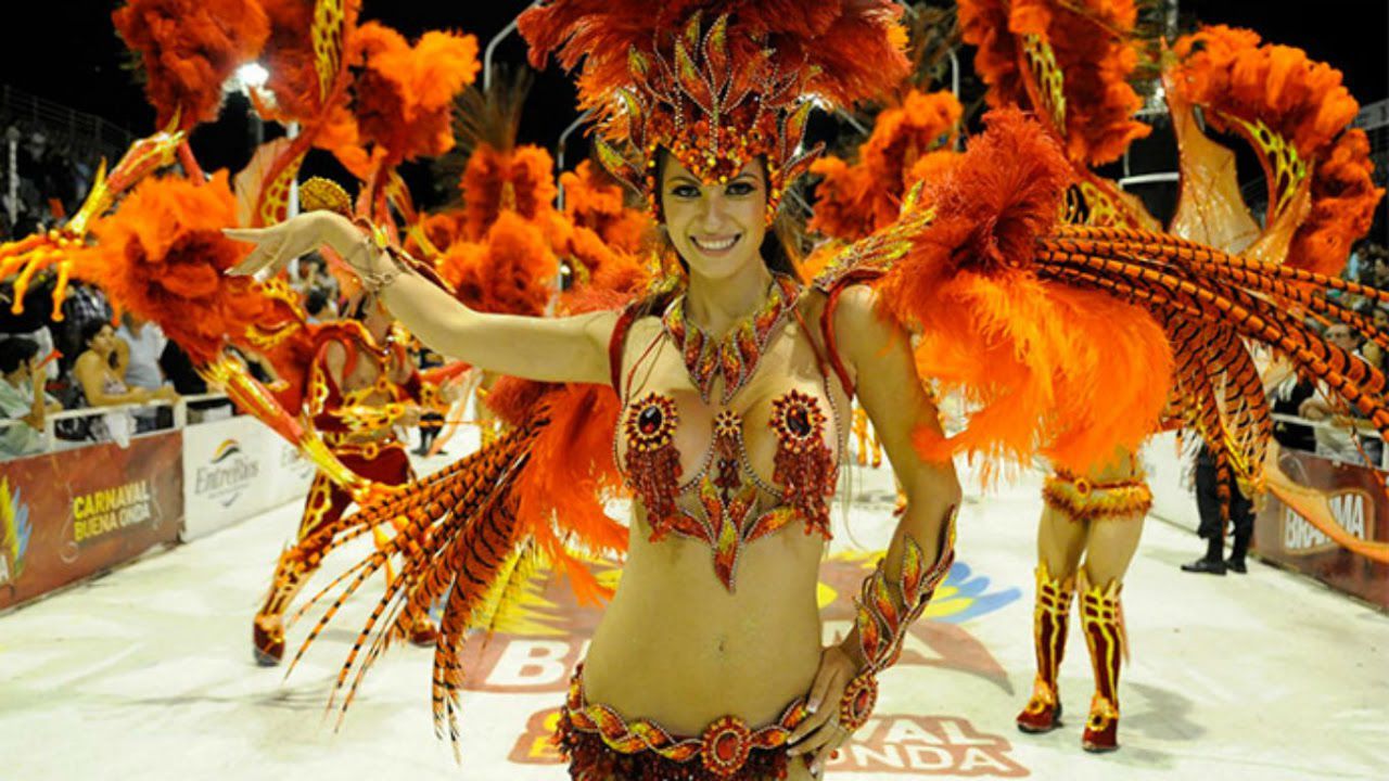 Carnavalul Raiul pe pământ se desfășoară în Brazilia.