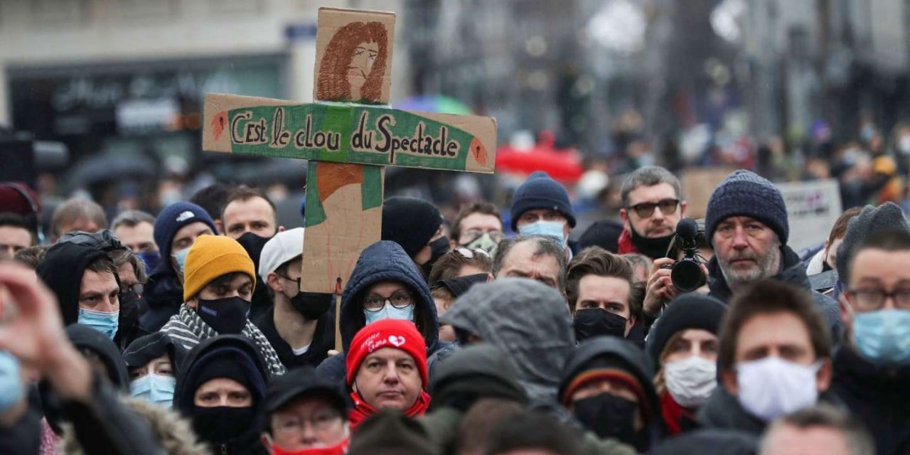 Тысячи людей в Бельгии вышли на акции протеста против закрытия театров.