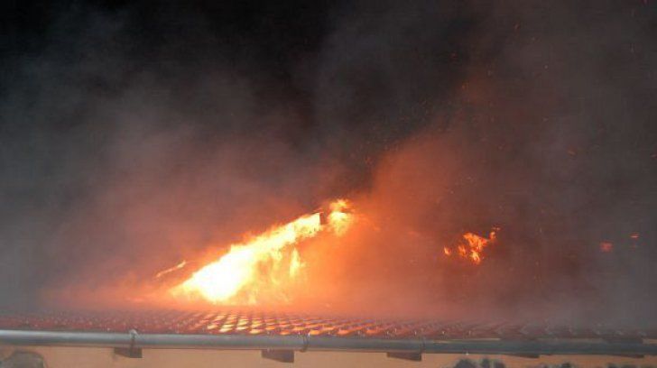 Suporterii au atacat locuinţa preşedintelui clubului şi i-au incendiat maşina.