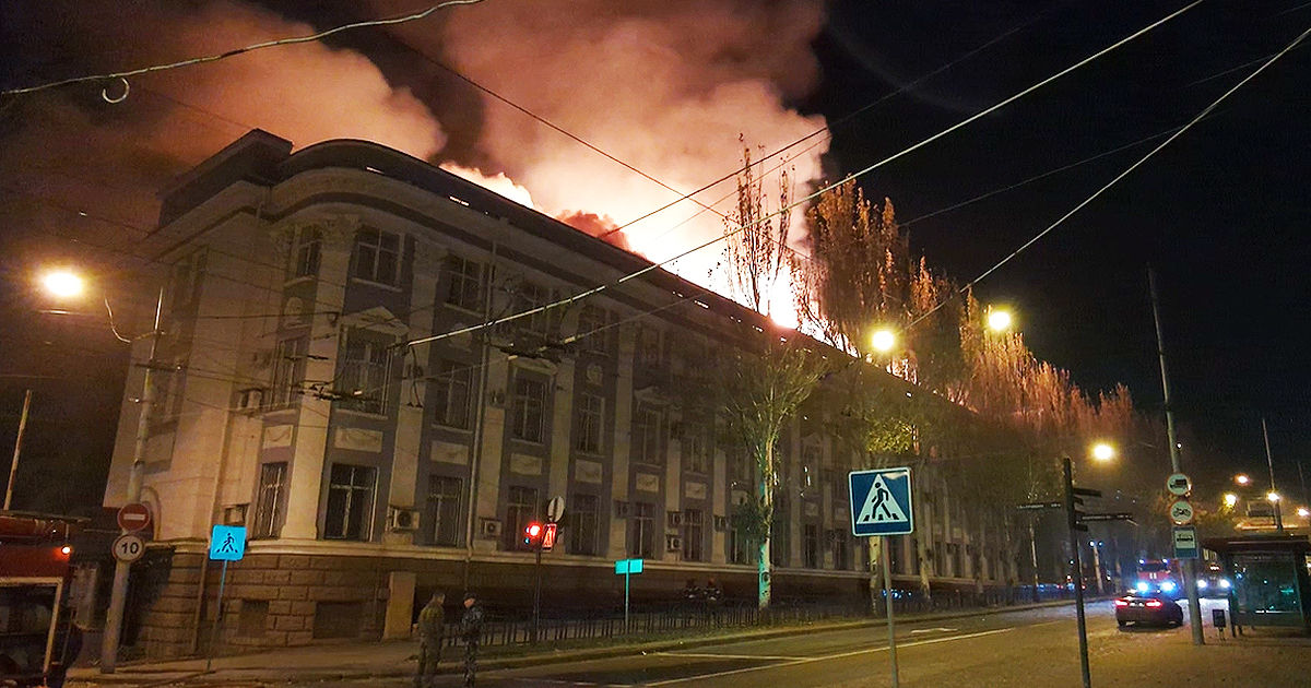 В Донецке начался пожар в здании управления железными дорогами.