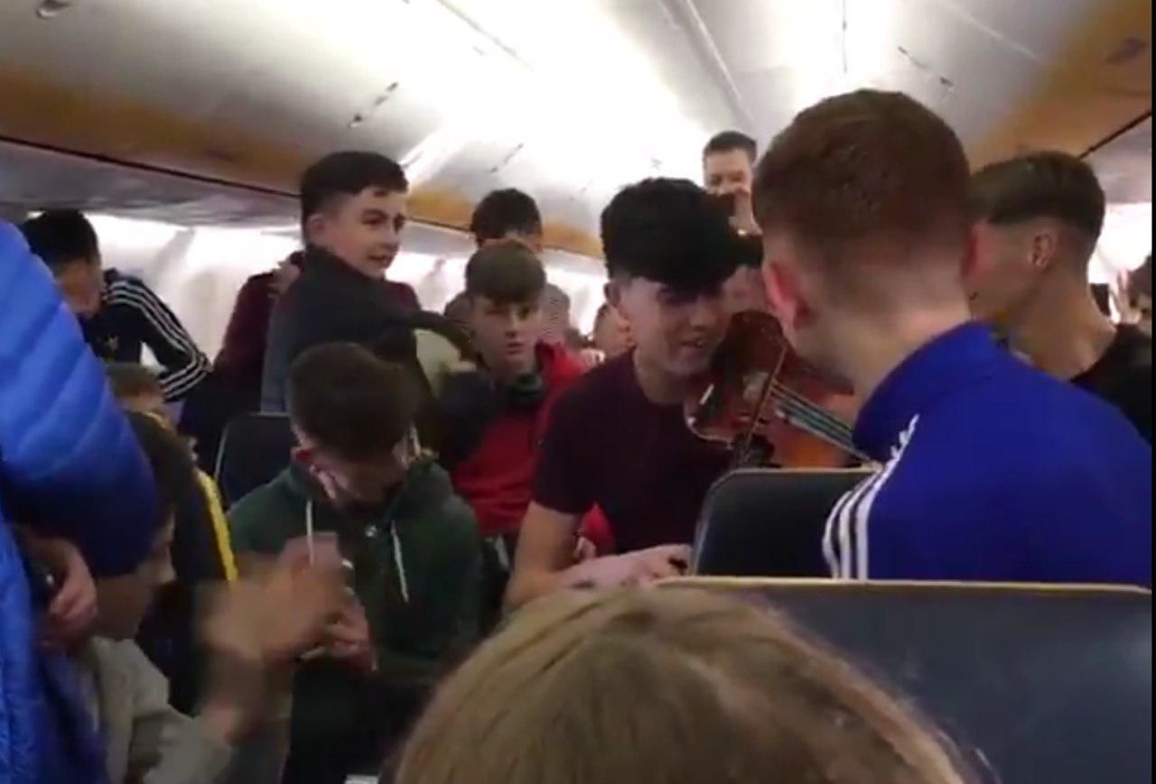 Авиакомпания также поделилась этим видео на своей официальном аккаунте, написав, что ребята устроили настоящее шоу.