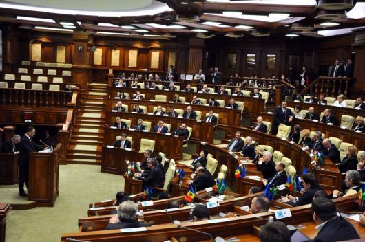 Cei 24 de deputați din fracțiunea Partidului Socialiștilor a semnat inițiativa șefului statului de modificare a Constituție. 