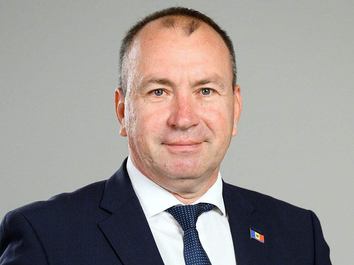 Депутат от PAS предложил повысить зарплаты в учреждении, где работает его жена.