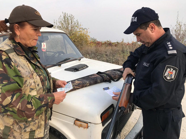 После несчастного случая на охоте в Яловенах полиция напоминает правила безопасности.