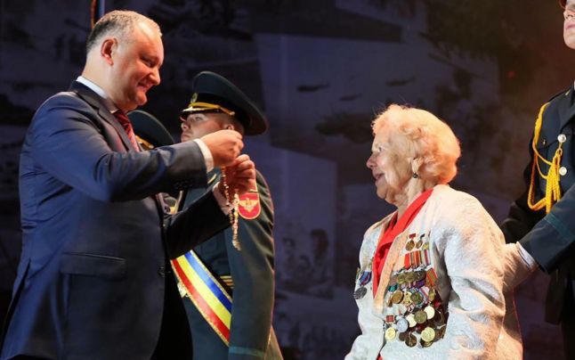 Igor Dodon a decorat patru veterani cu „Ordinul Republicii”. Foto: presedinte.md 