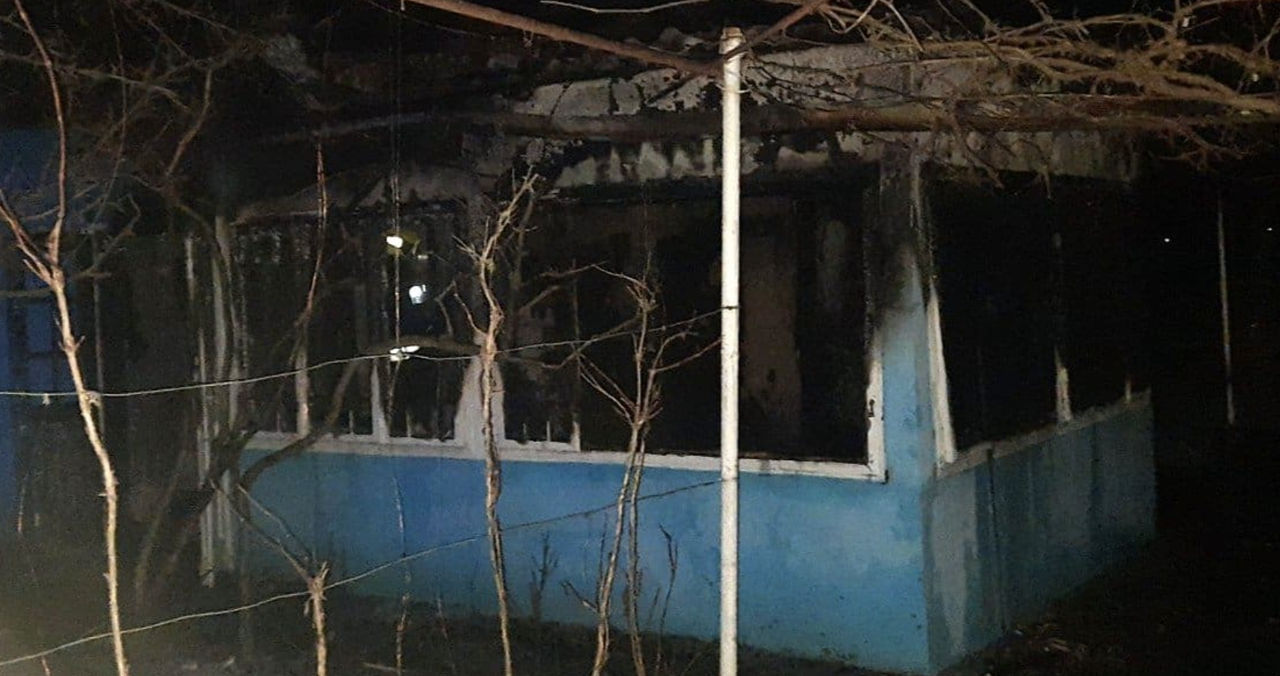 O casă din Ulmu a ars până în temelii, după ce pompierii nu au putut ajunge din cauza ghețușului.