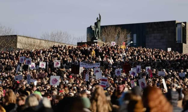 В Исландии прошла первая за 48 лет массовая забастовка женщин.
