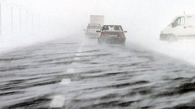 România: Cod portocaliu de vânt și ninsori în zonele montane