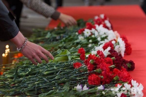 Согласно декрету, в день траура все государственные флаги будут приспущены, а в полдень пройдет минута молчания.