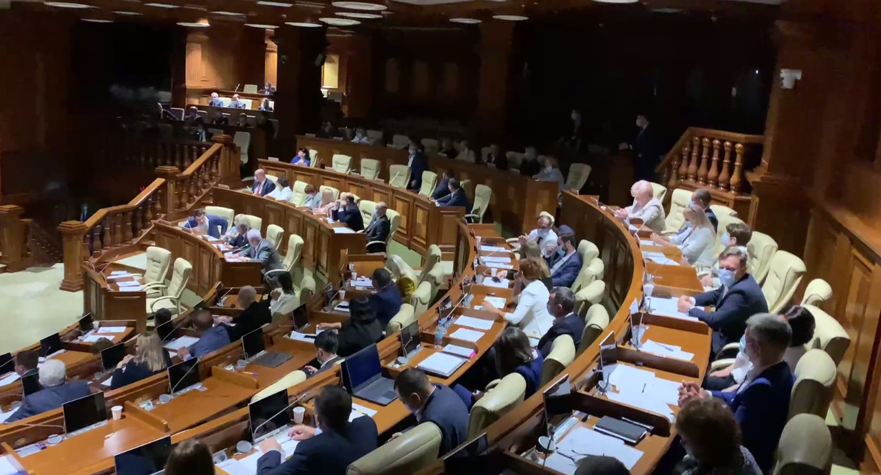 В парламенте сработала пожарная сигнализация и выключился свет.